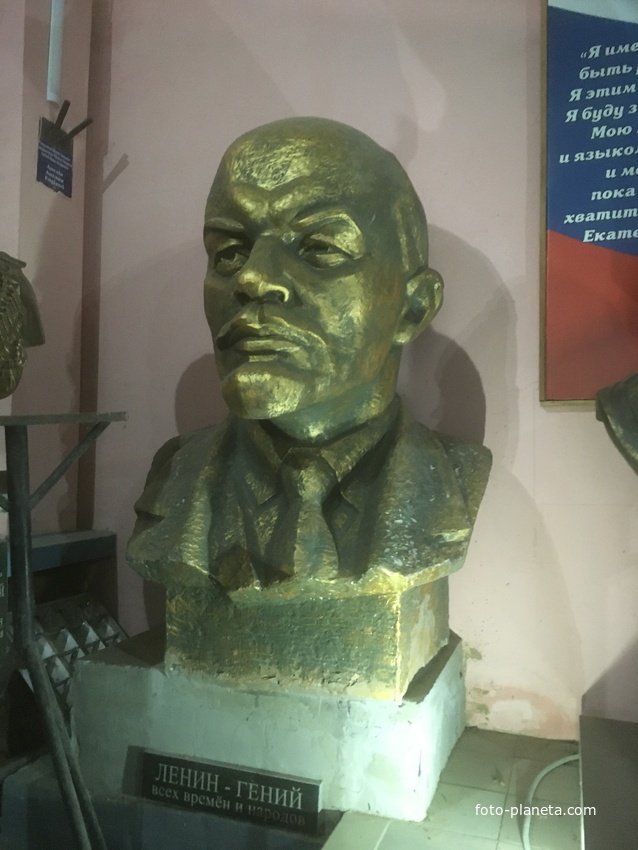 Музей мировой скульптуры, великих людей России, великих людей планеты в Шелковичном сквере. Ленин-гений