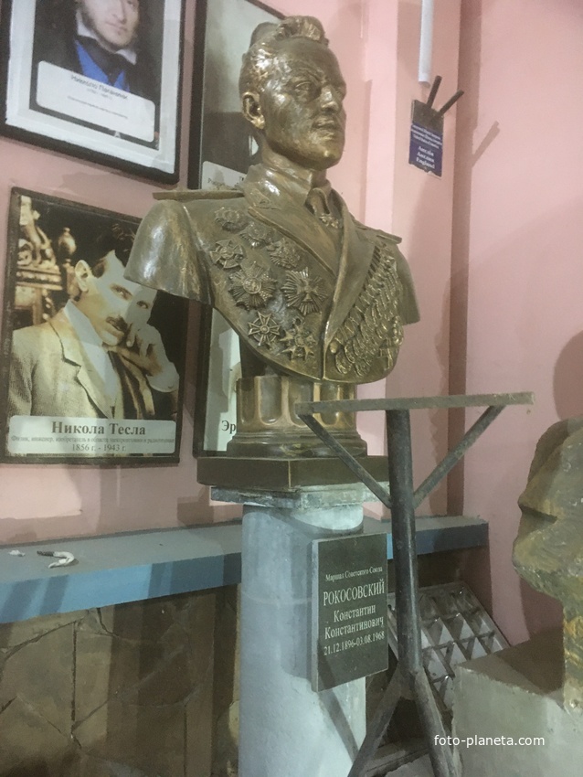 Музей мировой скульптуры, великих людей России, великих людей планеты в Шелковичном сквере. Рокосовский К.К.