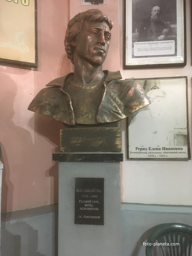 Музей мировой скульптуры, великих людей России, великих людей планеты в Шелковичном сквере. Высоцкий В.С.