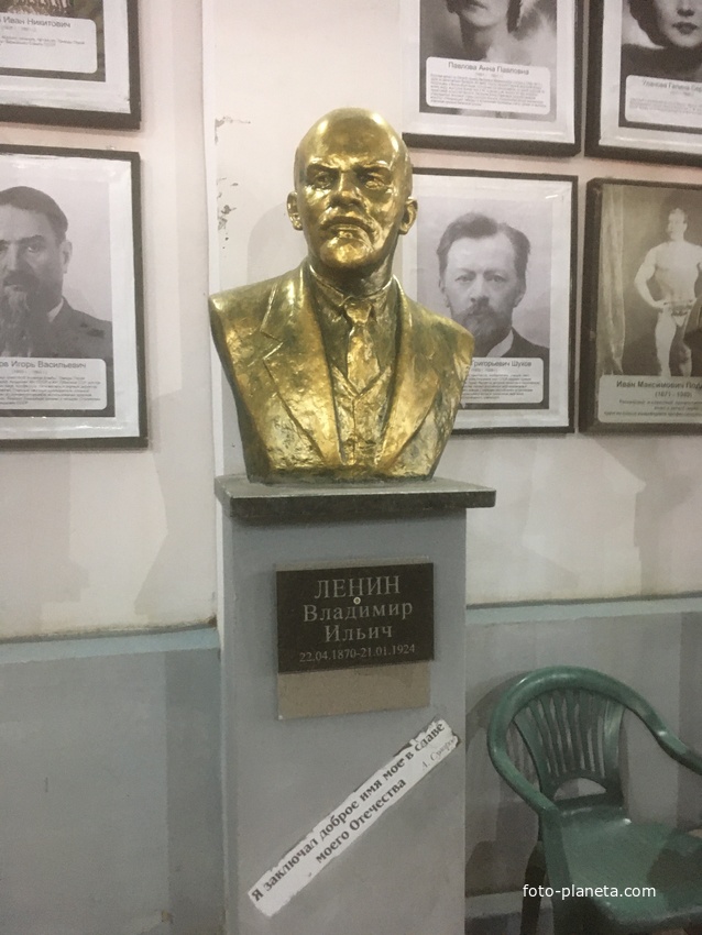 Музей мировой скульптуры, великих людей России, великих людей планеты в Шелковичном сквере. Ленин В.И.