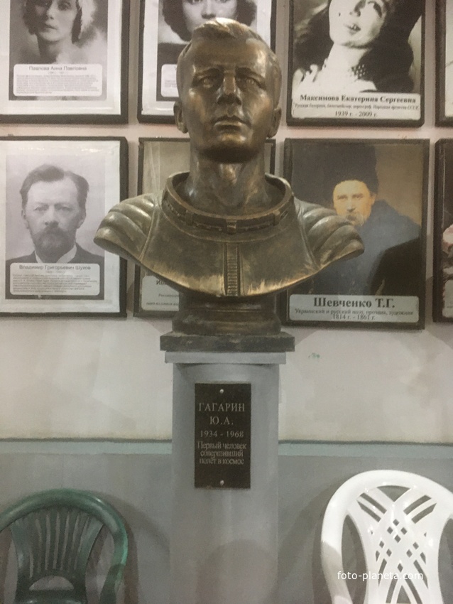 Музей мировой скульптуры, великих людей России, великих людей планеты в Шелковичном сквере. Гагарин Ю.А.