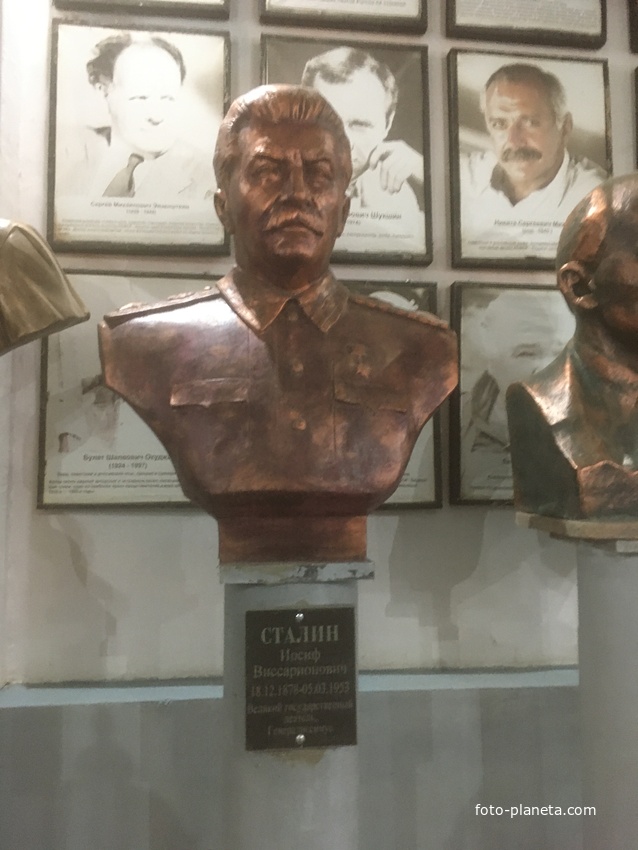 Музей мировой скульптуры, великих людей России, великих людей планеты в Шелковичном сквере. Сталин И.В.