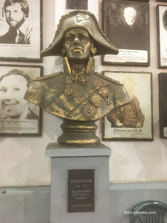 Музей мировой скульптуры, великих людей России, великих людей планеты в Шелковичном сквере. Ушаков Ф.Ф.
