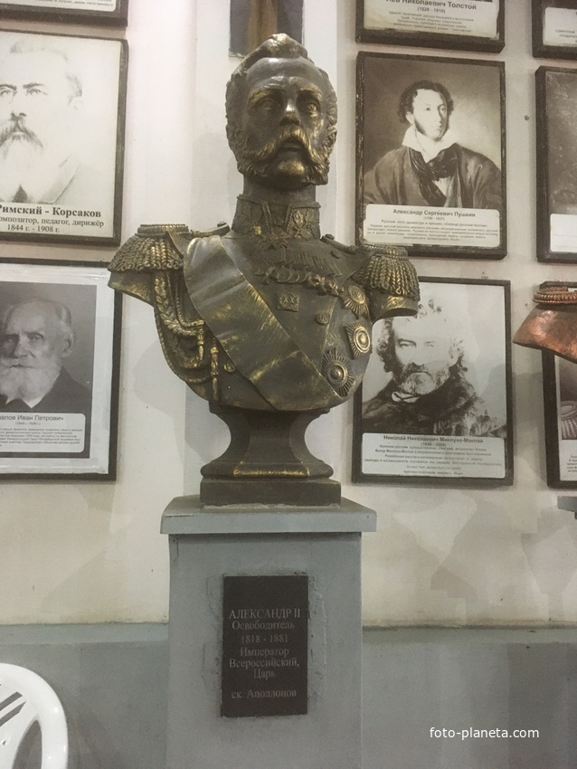 Музей мировой скульптуры, великих людей России, великих людей планеты в Шелковичном сквере. Александр II