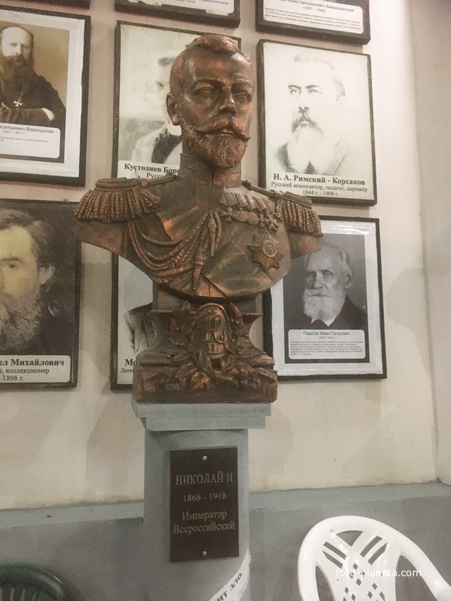 Музей мировой скульптуры, великих людей России, великих людей планеты в Шелковичном сквере. Николай II