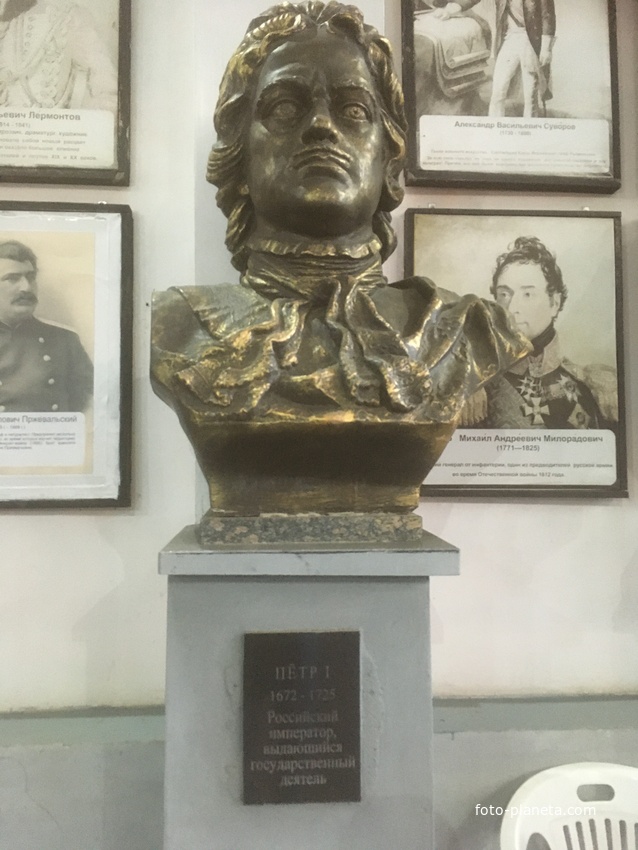 Музей мировой скульптуры, великих людей России, великих людей планеты в Шелковичном сквере. Пётр 1