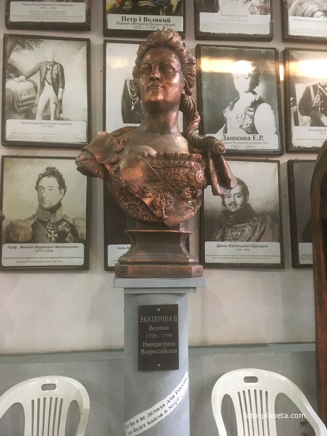 Музей мировой скульптуры, великих людей России, великих людей планеты в Шелковичном сквере. Екатерина II