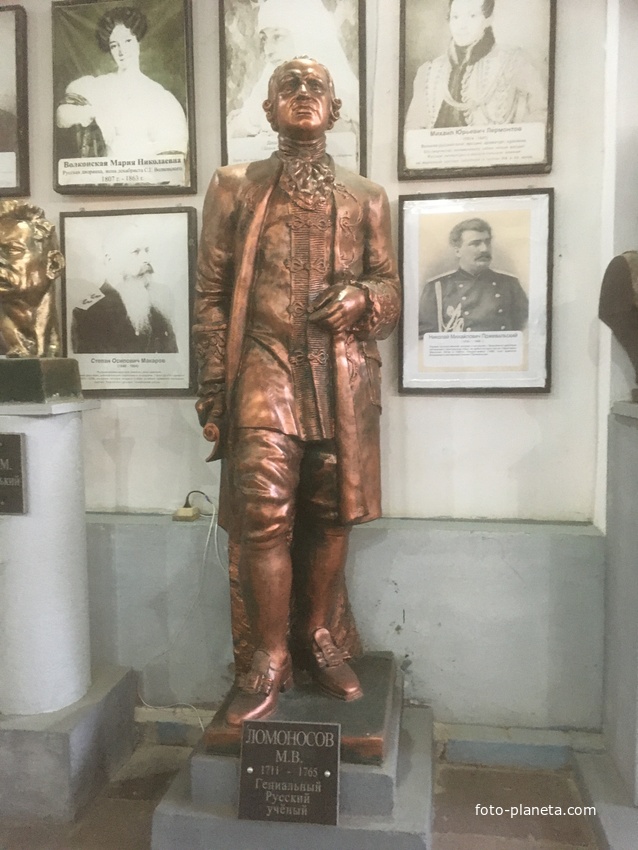 Музей мировой скульптуры, великих людей России, великих людей планеты в Шелковичном сквере. Ломоносов М.В.