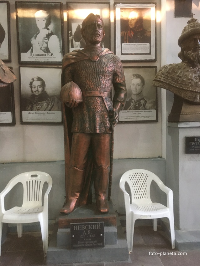 Музей мировой скульптуры, великих людей России, великих людей планеты в Шелковичном сквере. Александр Невский