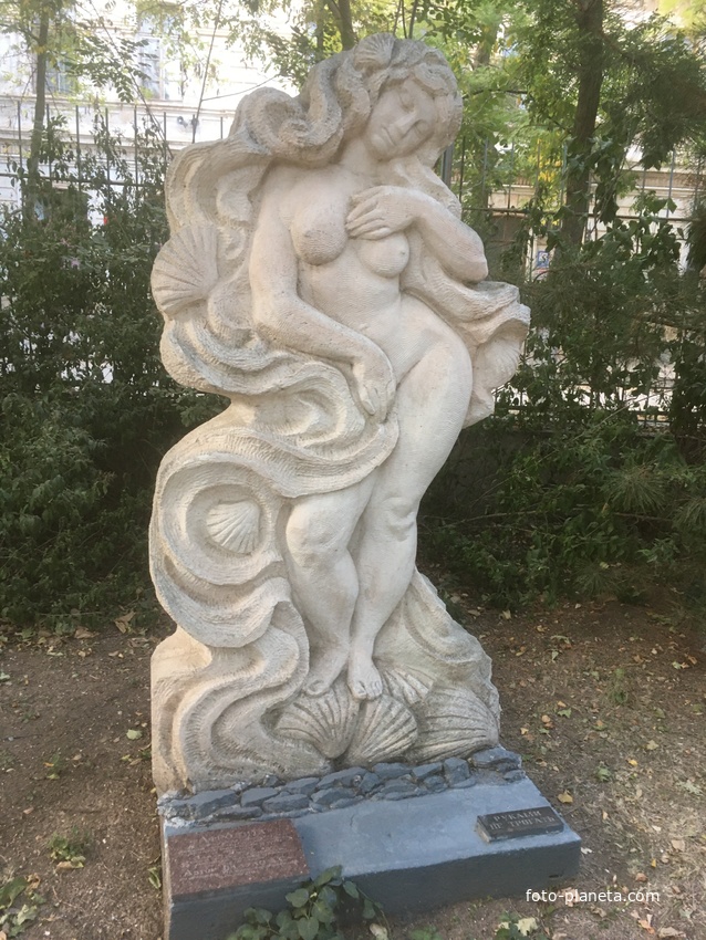 Музей мировой скульптуры, великих людей России, великих людей планеты в Шелковичном сквере. Афродита