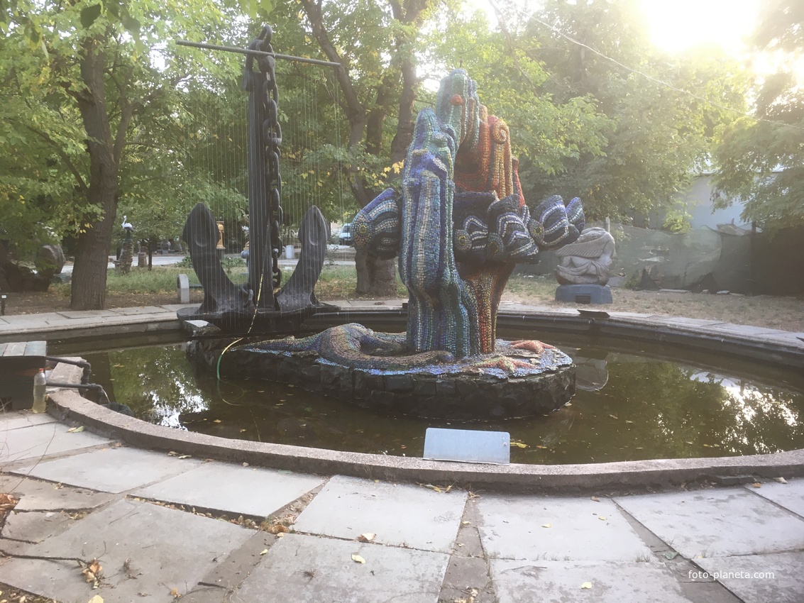 Музей мировой скульптуры, великих людей России, великих людей планеты в Шелковичном сквере.