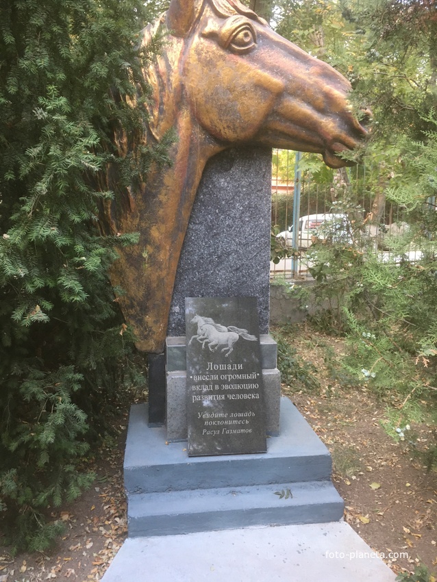 Музей мировой скульптуры, великих людей России, великих людей планеты в Шелковичном сквере. Лошади внесли огромный вклад в эволюцию развития человека