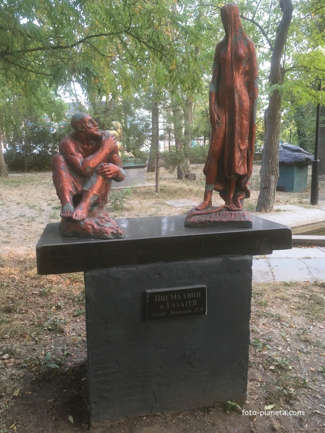 Музей мировой скульптуры, великих людей России, великих людей планеты в Шелковичном сквере. Пигмалион и Галатея