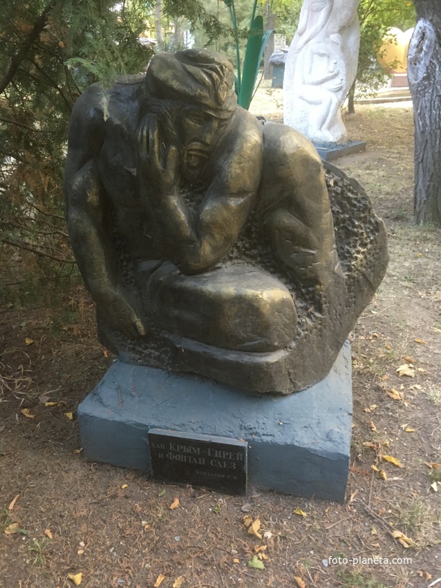 Музей мировой скульптуры, великих людей России, великих людей планеты в Шелковичном сквере. Хан Крым-Гирей и фонтан слёз