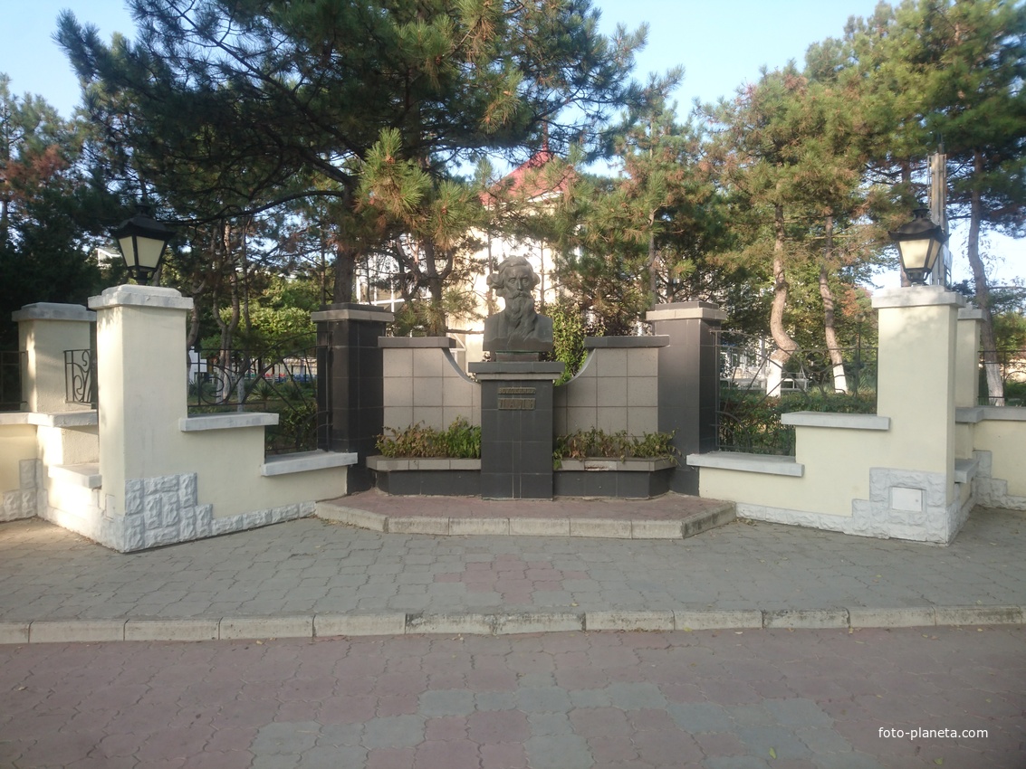 Бюст Владимиру Далю около университета им. Владимира Даля (закрыт) по ул. Кирова