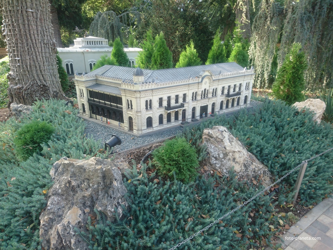 Парк «Крым в миниатюре» на территории старинной дачи &quot;Альпийская Роза&quot;. Дом Чирахова в Симферополе