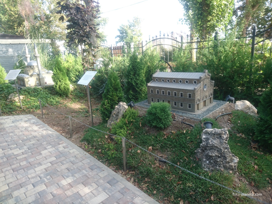 Парк «Крым в миниатюре» на территории старинной дачи &quot;Альпийская Роза&quot;. Макеты мечети Джума Джами (слева) и синагоги ”Егия Капай” (Евпатория)