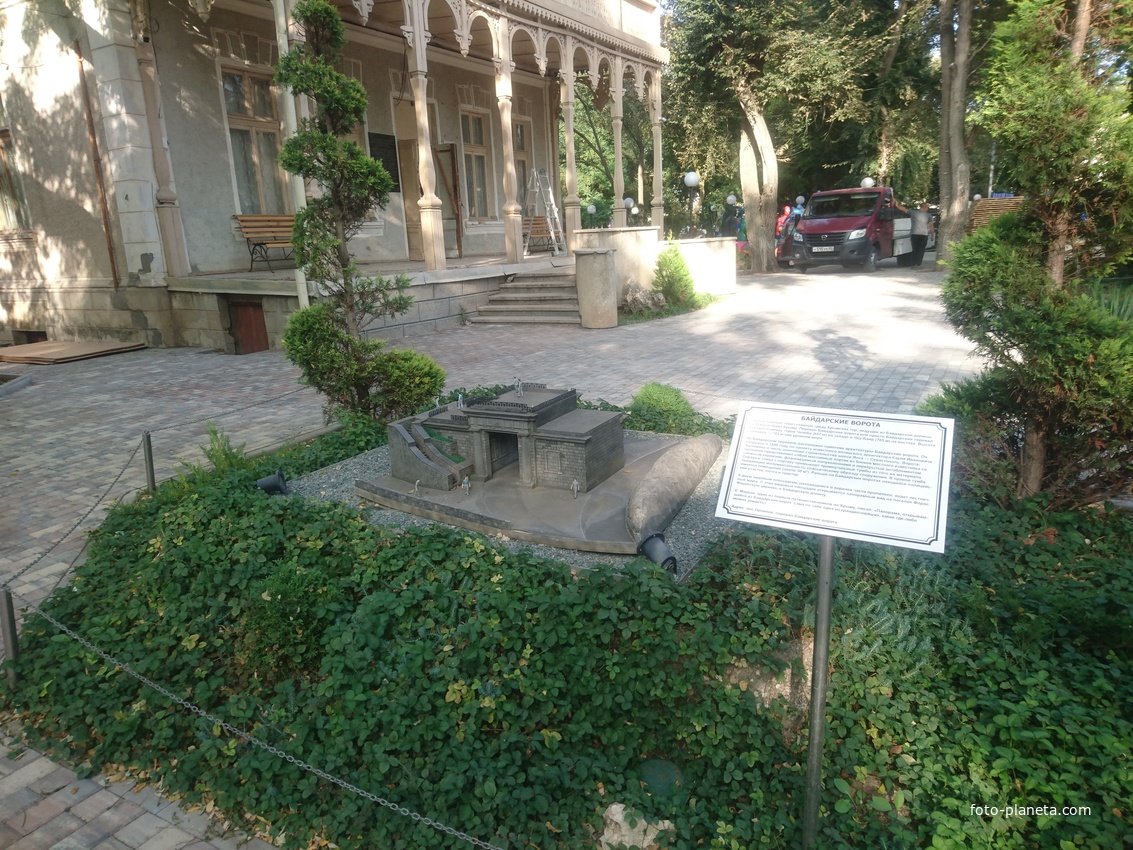 Парк «Крым в миниатюре» на территории старинной дачи &quot;Альпийская Роза&quot;. Макет Байдарских ворот