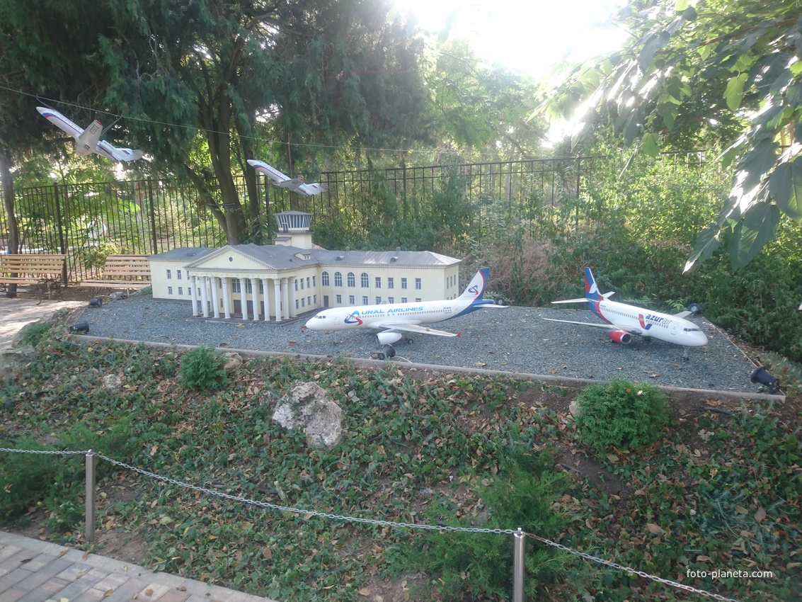 Парк «Крым в миниатюре» на территории старинной дачи &quot;Альпийская Роза&quot;. Макет аэропорта в Симферополе