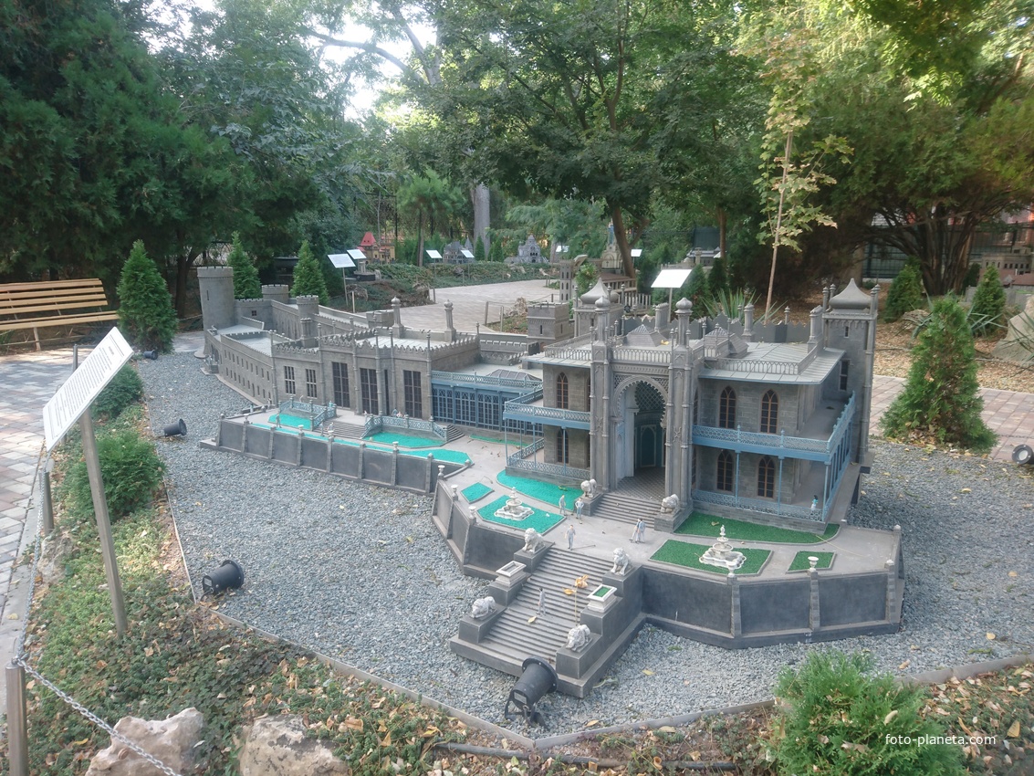 Парк «Крым в миниатюре» на территории старинной дачи &quot;Альпийская Роза&quot;. Макет Воронцовского дворца в Алупке