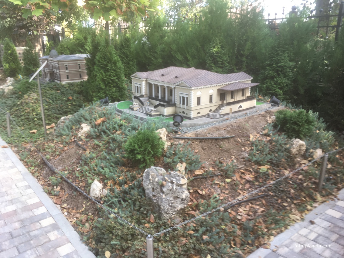Парк «Крым в миниатюре» на территории старинной дачи &quot;Альпийская Роза&quot;. Макет дома Воронцова в Симферополе