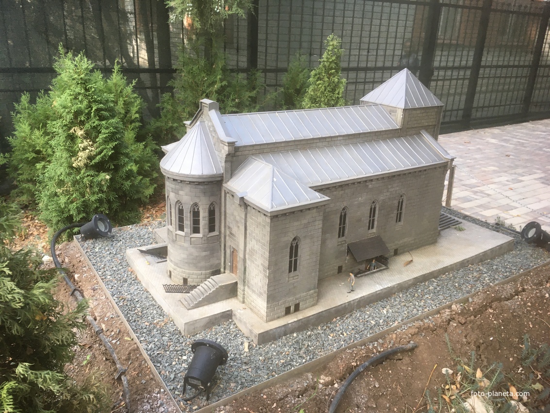 Парк «Крым в миниатюре» на территории старинной дачи &quot;Альпийская Роза&quot;. Макет костёла непорочного зачатия Пресвятой Девы Марии в Ялте