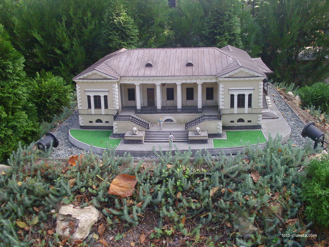 Парк «Крым в миниатюре» на территории старинной дачи &quot;Альпийская Роза&quot;. Макет дома Воронцова в Симферополе