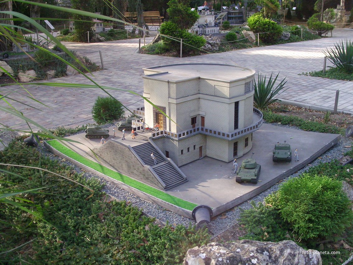 Парк «Крым в миниатюре» на территории старинной дачи &quot;Альпийская Роза&quot;. Макет диорамы &quot;Штурм Сапун-горы 7 мая 1944г.&quot;