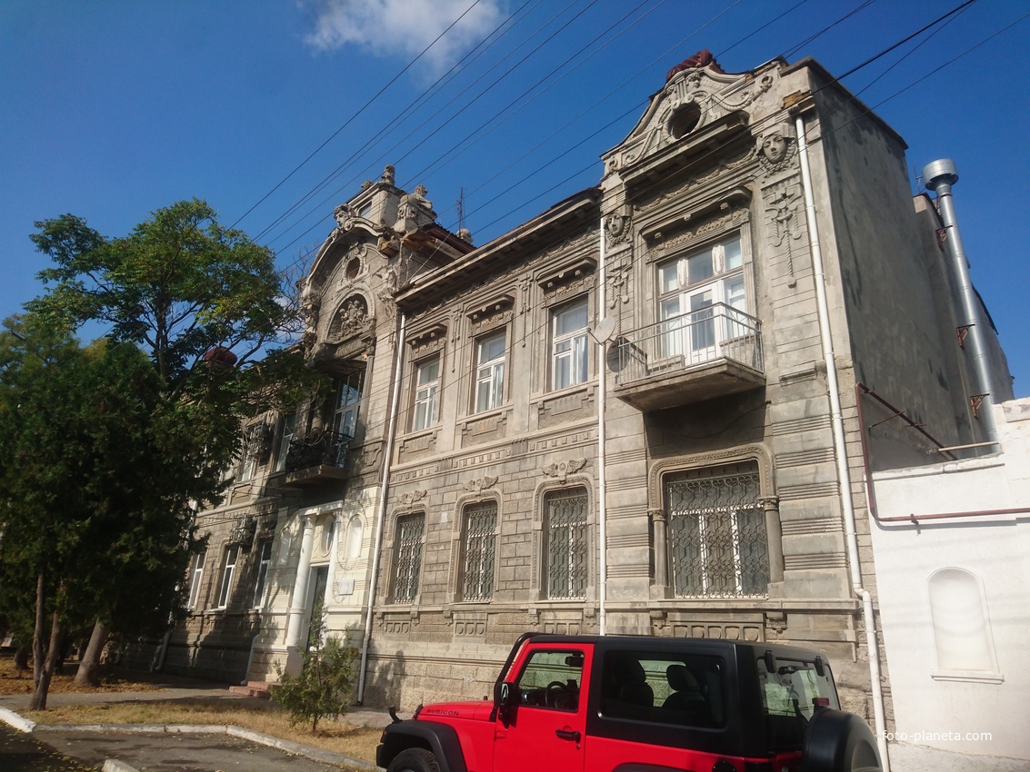 Дом Шапшала Жилой дом постройки 1916 г., в котором 1916-1919 годах жил духовный наставник караимов, тюрколог-ориенталист, профессор Серая Маркович Шапшал.