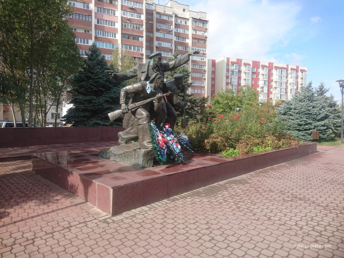 Мемориа́льный ко́мплекс «Кра́сная го́рка». Памятник воинам-десантникам