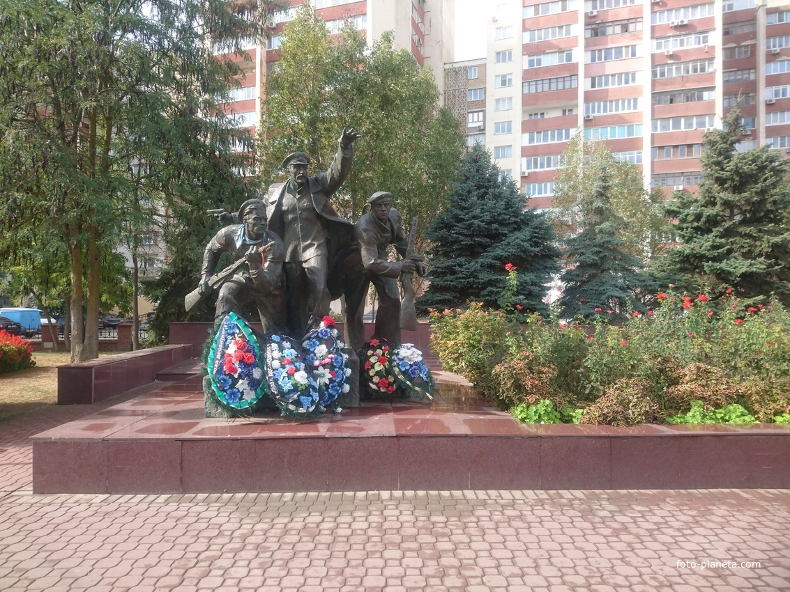 Мемориа́льный ко́мплекс «Кра́сная го́рка». Памятник воинам-десантникам