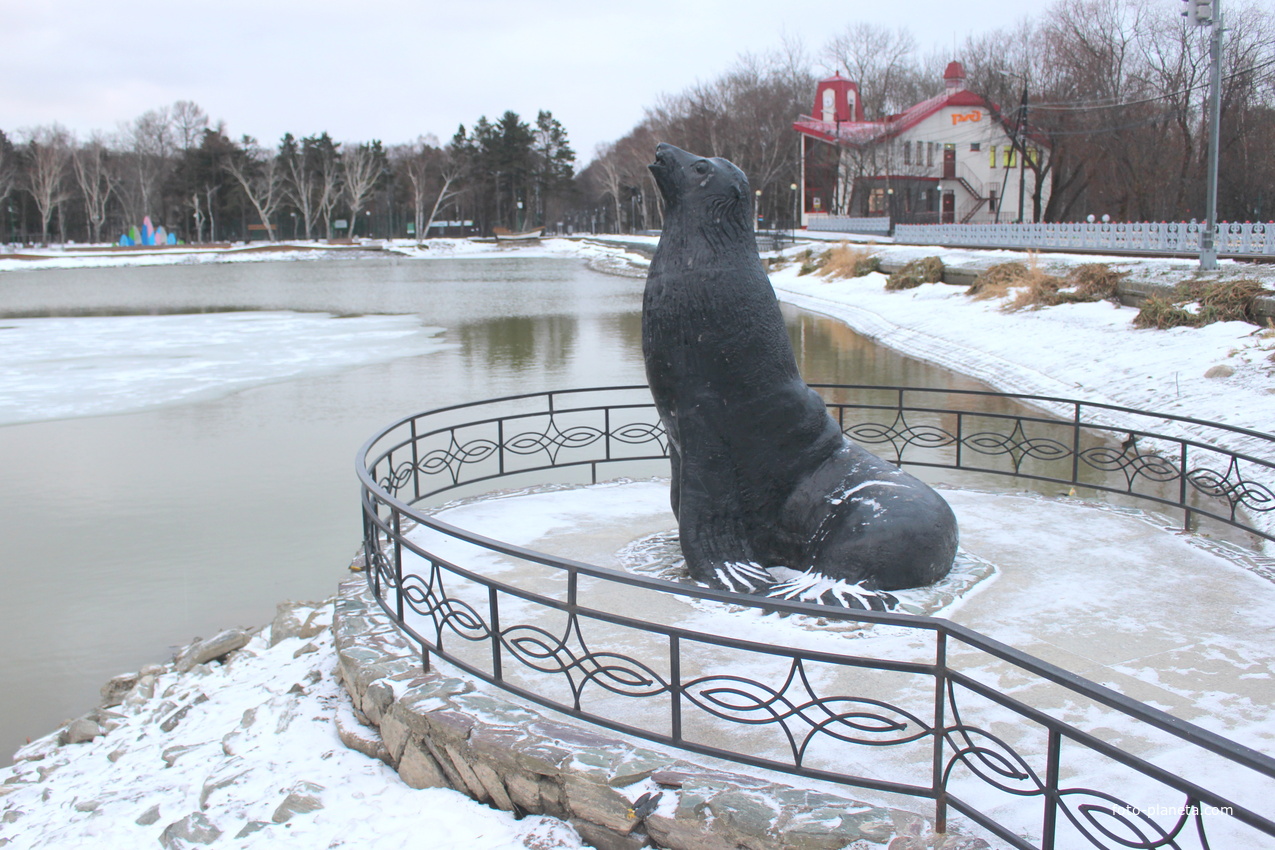 Скульптура &quot;Сивуч&quot; на озере Верхнее.