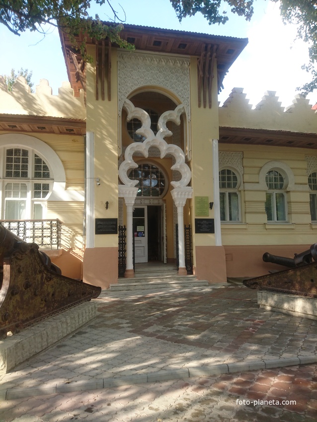Вход в краеведческий музей (бывшая дача купца Ю.М. Гелеловича постройки 1912г.), основанный в 1921г.