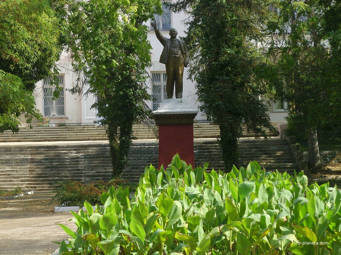 Памятник Ленину на территории военного детского клинического санатория имени Е.П. Глинки