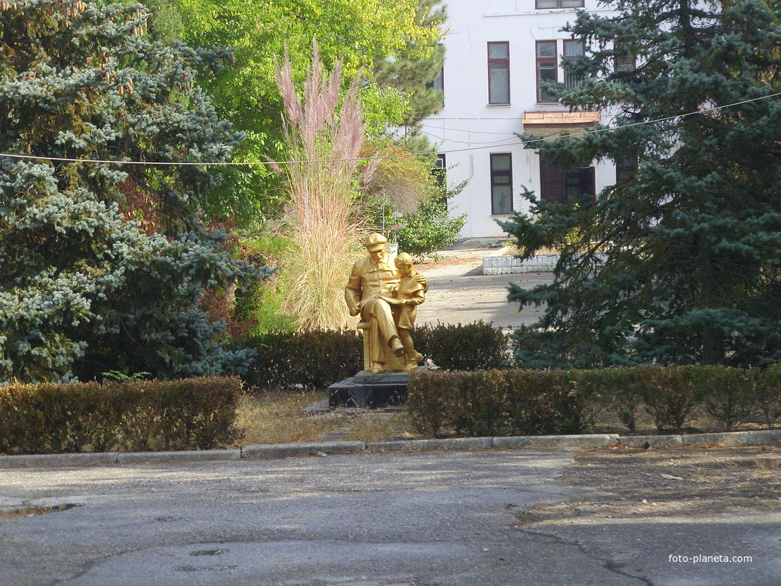 Памятник Ленину и мальчику, рядом с ним у входа в санаторий &quot;Приморский&quot;