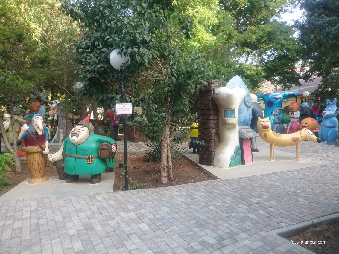 Парк «Крым в миниатюре» на территории старинной дачи &quot;Альпийская Роза&quot;. Детская площадка, герои мультфильмов
