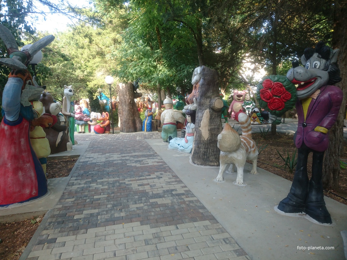 Парк «Крым в миниатюре» на территории старинной дачи &quot;Альпийская Роза&quot;. Детская площадка, герои мультфильмов