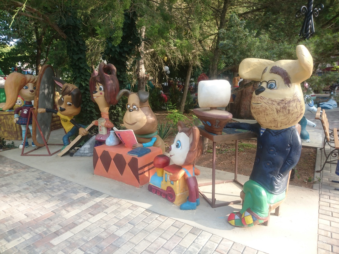Парк «Крым в миниатюре» на территории старинной дачи &quot;Альпийская Роза&quot;. Детская площадка, герои мультфильмов