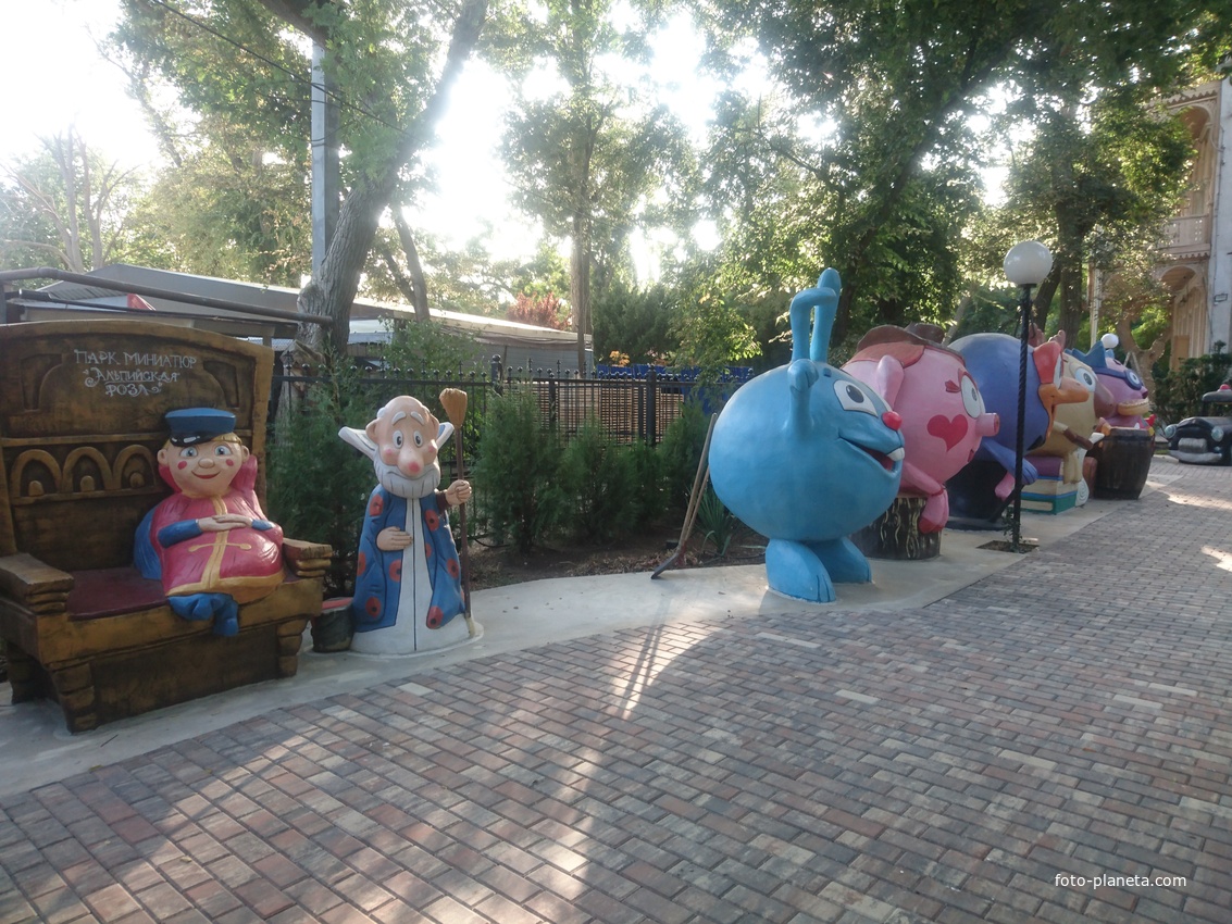 Парк «Крым в миниатюре» на территории старинной дачи &quot;Альпийская Роза&quot;. Детская площадка, герои мультфильмов