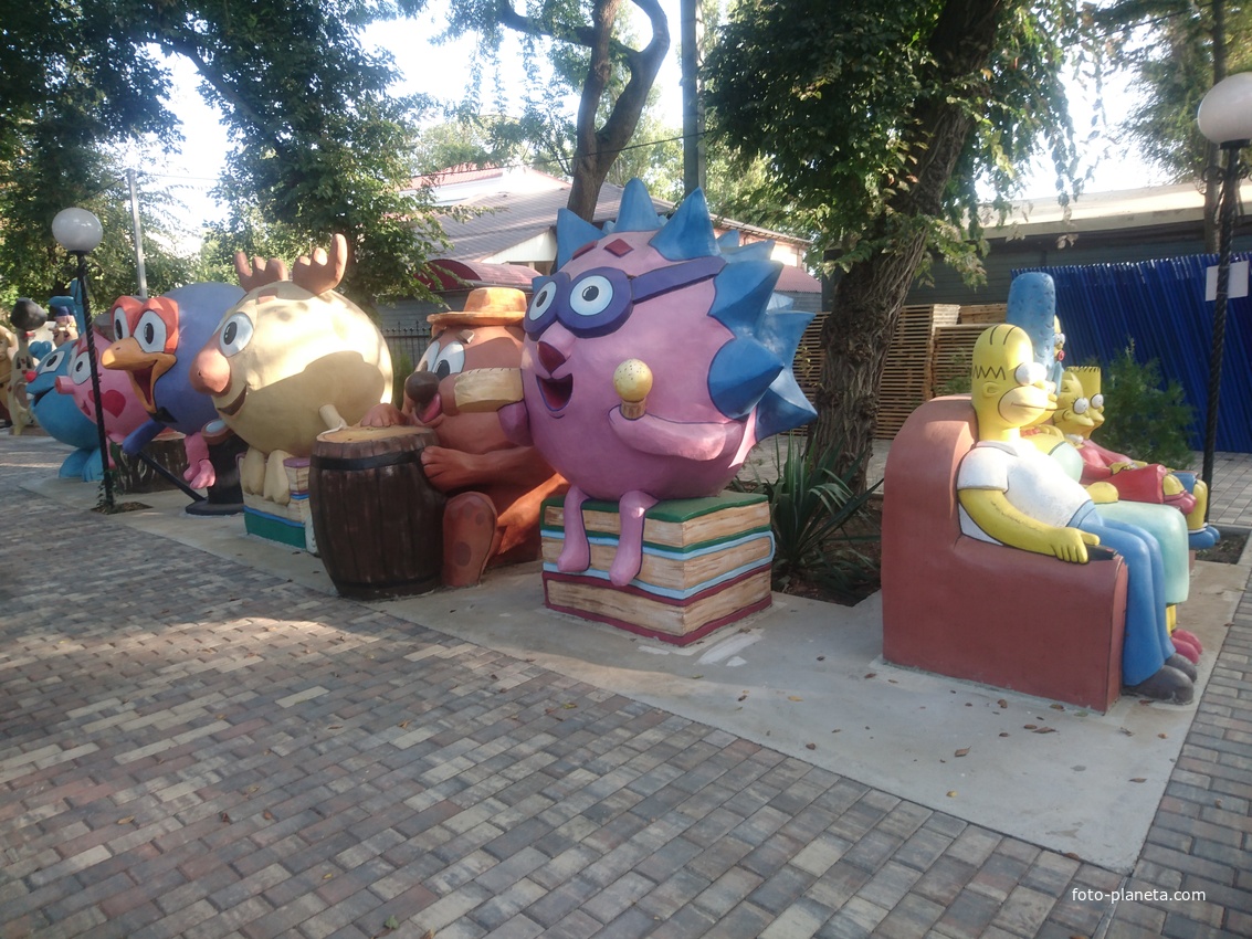 Парк «Крым в миниатюре» на территории старинной дачи &quot;Альпийская Роза&quot;. Детская площадка, герои мультфильмов