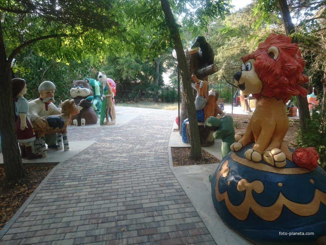 Парк «Крым в миниатюре» на территории старинной дачи &quot;Альпийская Роза&quot;. Детская площадка, герои мультфильмов