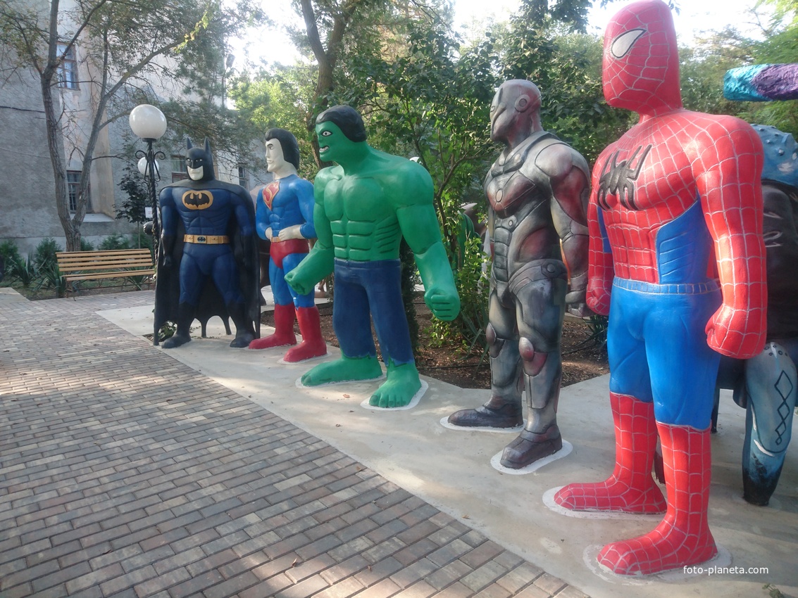 Парк «Крым в миниатюре» на территории старинной дачи &quot;Альпийская Роза&quot;. Детская площадка, герои мультфильмов