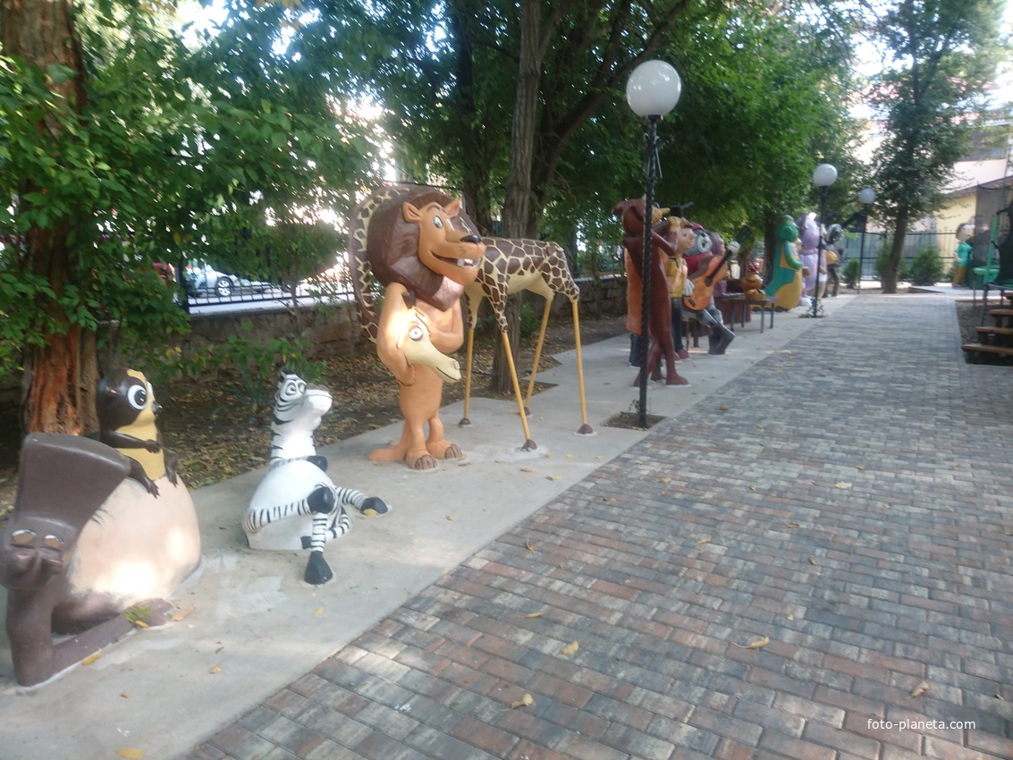 Парк «Крым в миниатюре» на территории старинной дачи &quot;Альпийская Роза&quot;. Детская площадка, герои мультфильмов