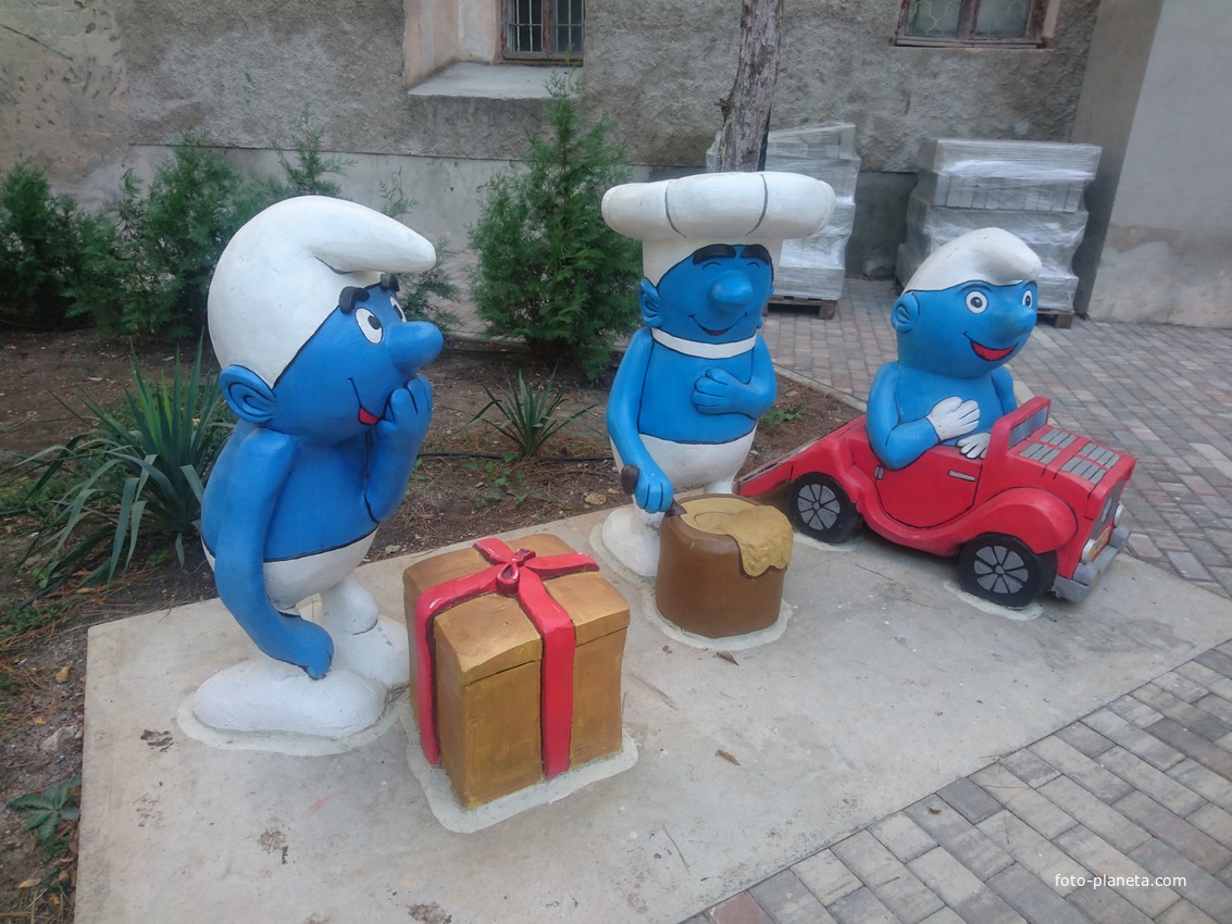 Парк «Крым в миниатюре» на территории старинной дачи &quot;Альпийская Роза&quot;. Детская площадка, герои мультфильмов