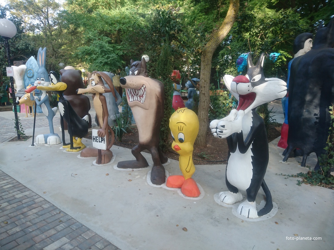 Парк «Крым в миниатюре» на территории старинной дачи &quot;Альпийская Роза&quot;. Детская площадка, герои мультфильмов