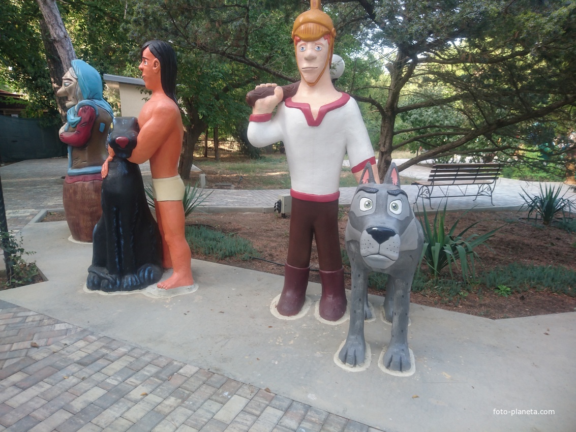 Парк «Крым в миниатюре» на территории старинной дачи &quot;Альпийская Роза&quot;. Детская площадка, герои мультфильмов