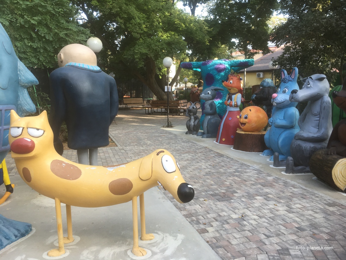 Парк «Крым в миниатюре» на территории старинной дачи &quot;Альпийская Роза&quot;. Детская площадка, герои мультфильмов