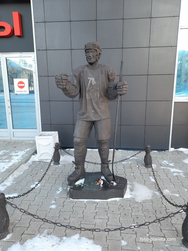 Памятник Хоккеистам клуба Локомотив