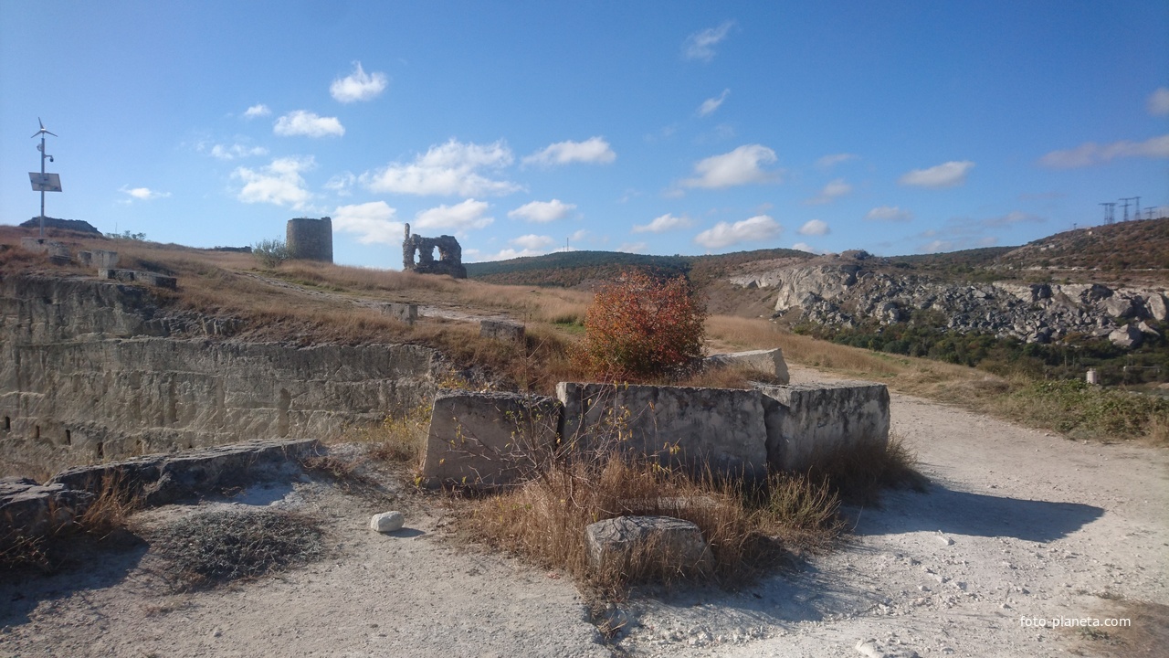 На Монастырской скале. Вид на часть старых каменоломен. Остатки одной из башен и стены крепости Каламита. За ж/д - на взорванные &quot;Шампаны&quot; -