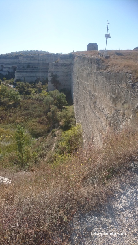 На Монастырской скале. Вид на стену старого карьера каменоломни
